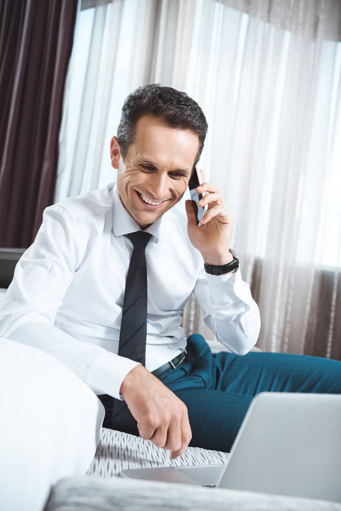 Επιχειρηματίας μιλάει στο τηλέφωνο - Φωτογραφία, εικόνα