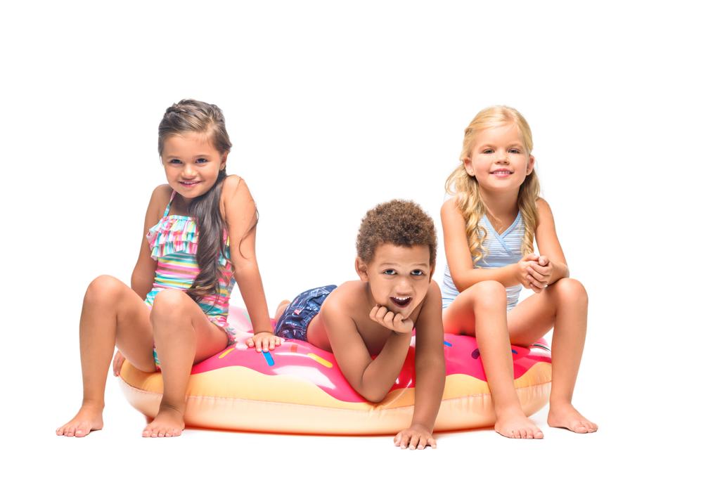 enfants multiethniques sur le tube de natation
  - Photo, image