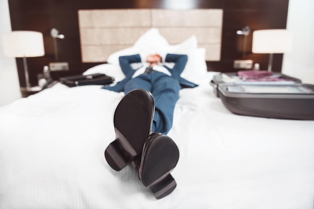 Kimerült üzletember ágyon - Fotó, kép