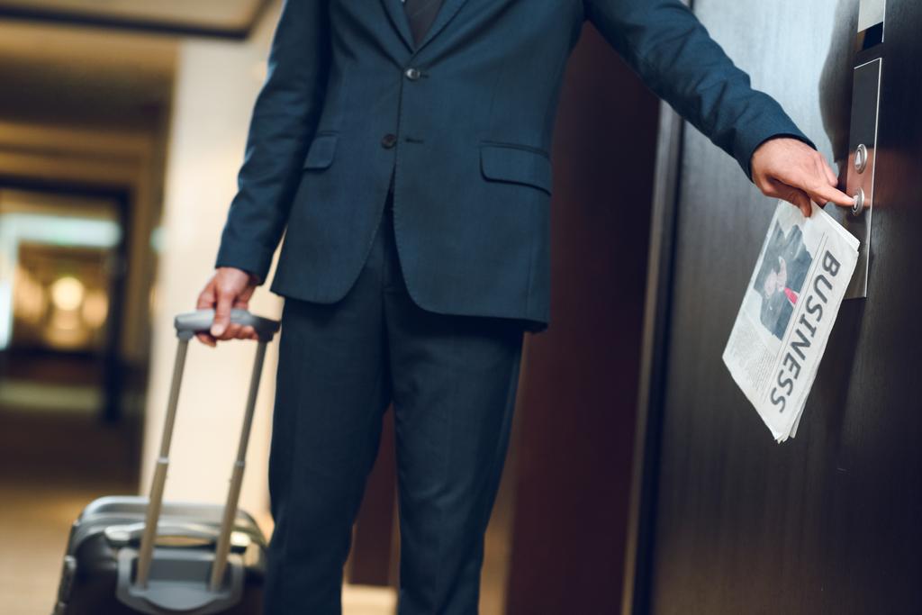 biznesmen z walizka wywołujący winda - Zdjęcie, obraz
