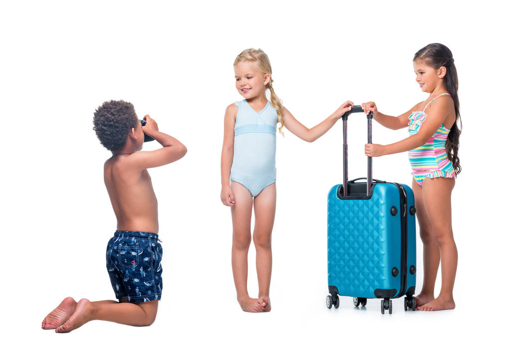niños multiétnicos con maleta
  - Foto, Imagen