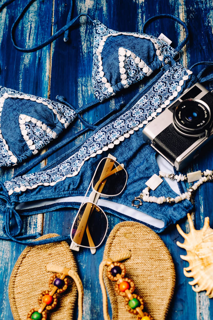  Plat leggen van zomer mode camera, zonnebrillen en andere accessoires meisje op witte houten achtergrond - Foto, afbeelding
