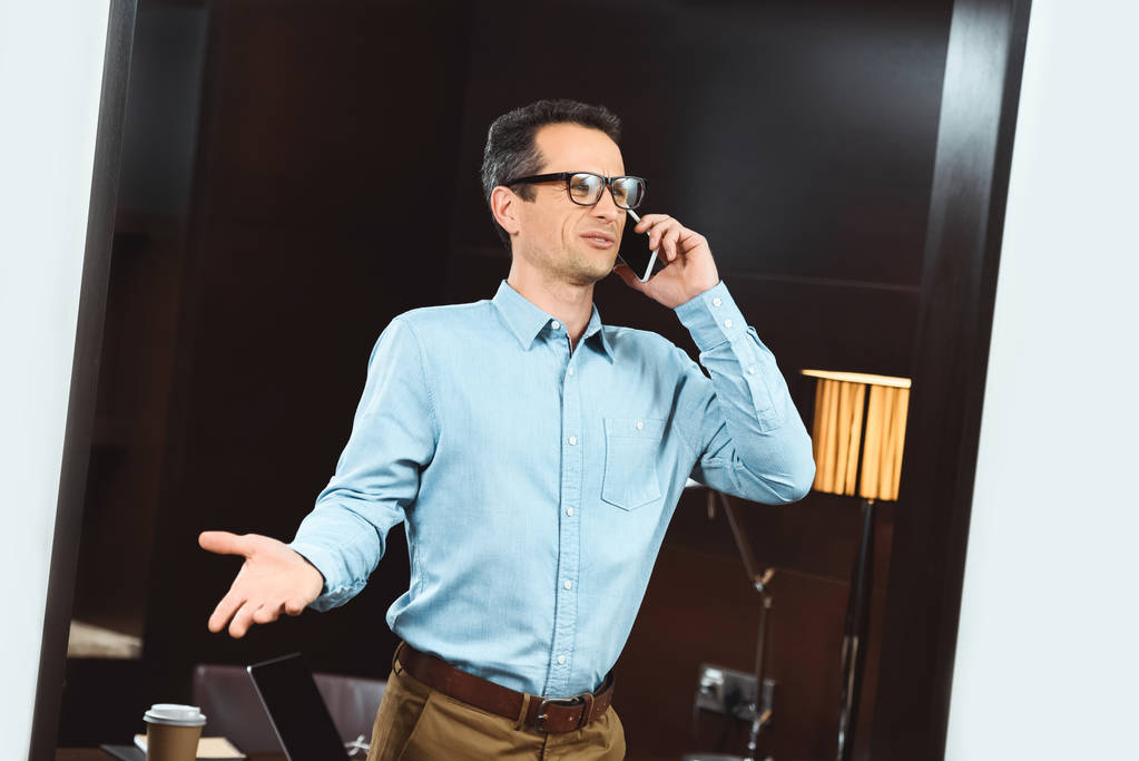 Empresário falando ao telefone - Foto, Imagem