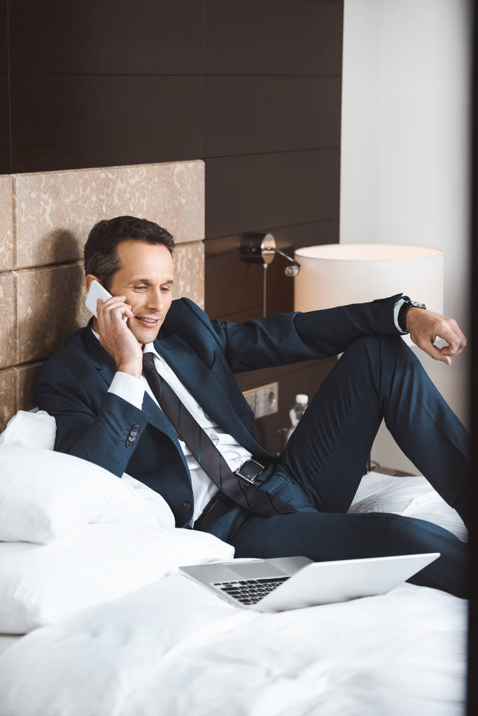 homme d'affaires au lit parlant au téléphone
 - Photo, image