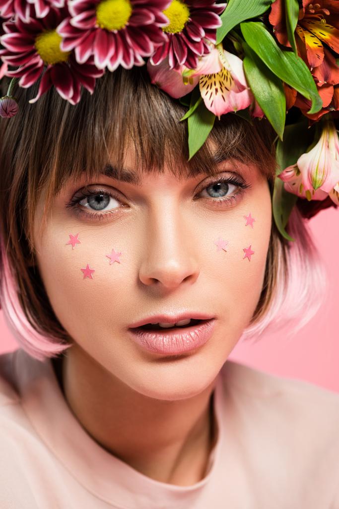 Frau mit Sternen im Gesicht und Blumen auf dem Kopf - Foto, Bild