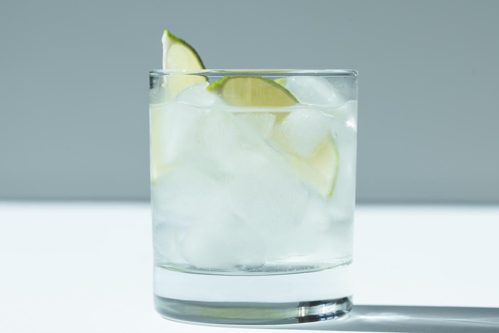 Gin Tonic cocktail
  - Valokuva, kuva