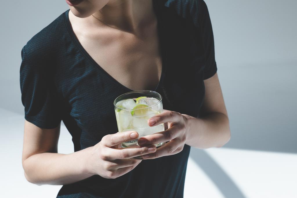 женщина пьет джин-тоник
    - Фото, изображение