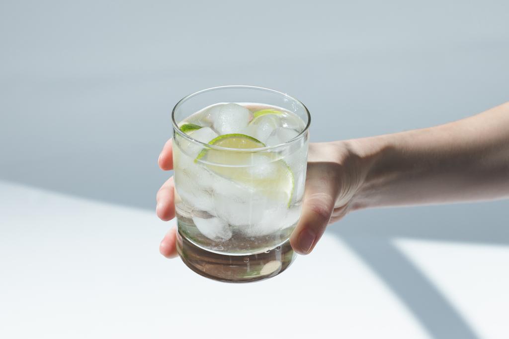 persoon bedrijf glas met cocktail - Foto, afbeelding