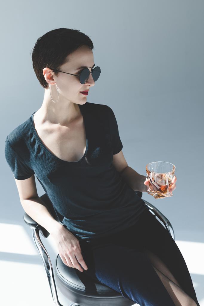 Frau trinkt Whisky     - Foto, Bild