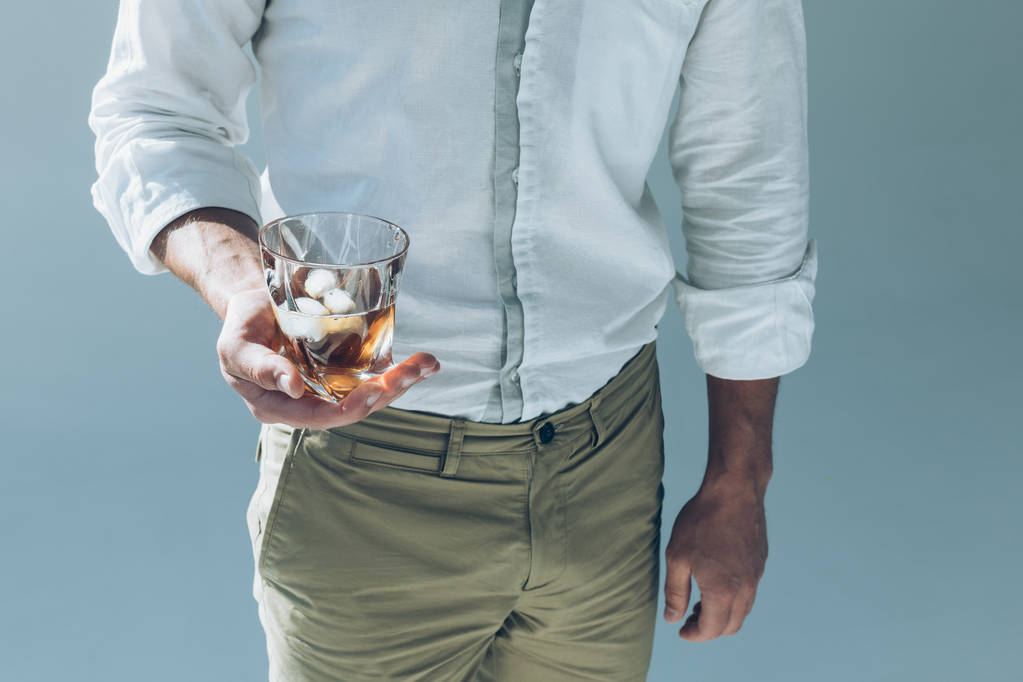 adam holding viski buz ile - Fotoğraf, Görsel