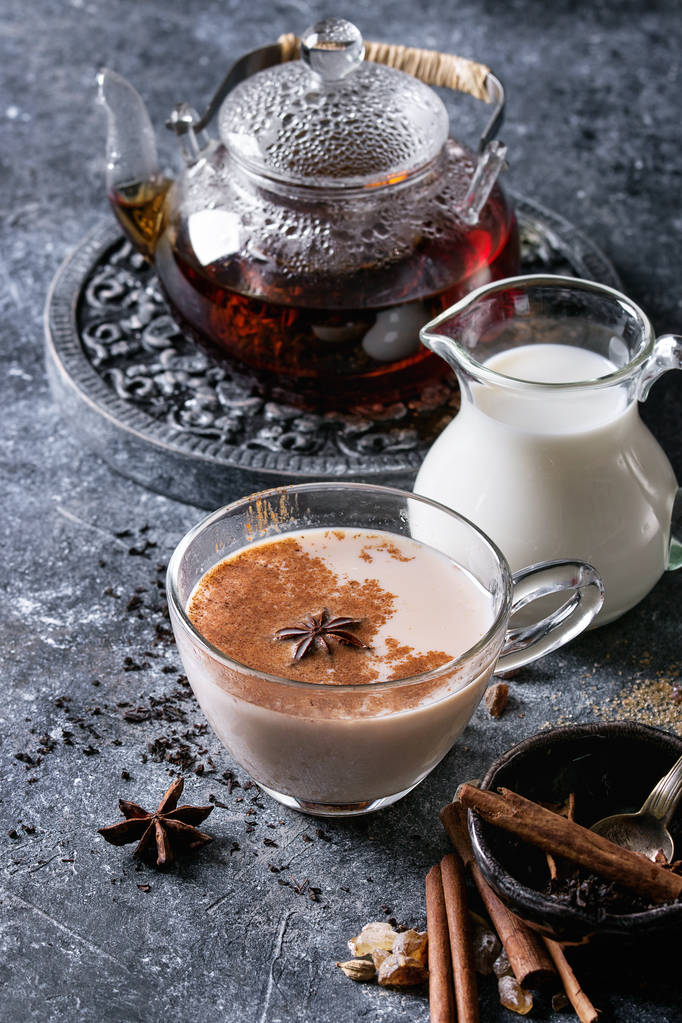 Masala chai avec des ingrédients
 - Photo, image
