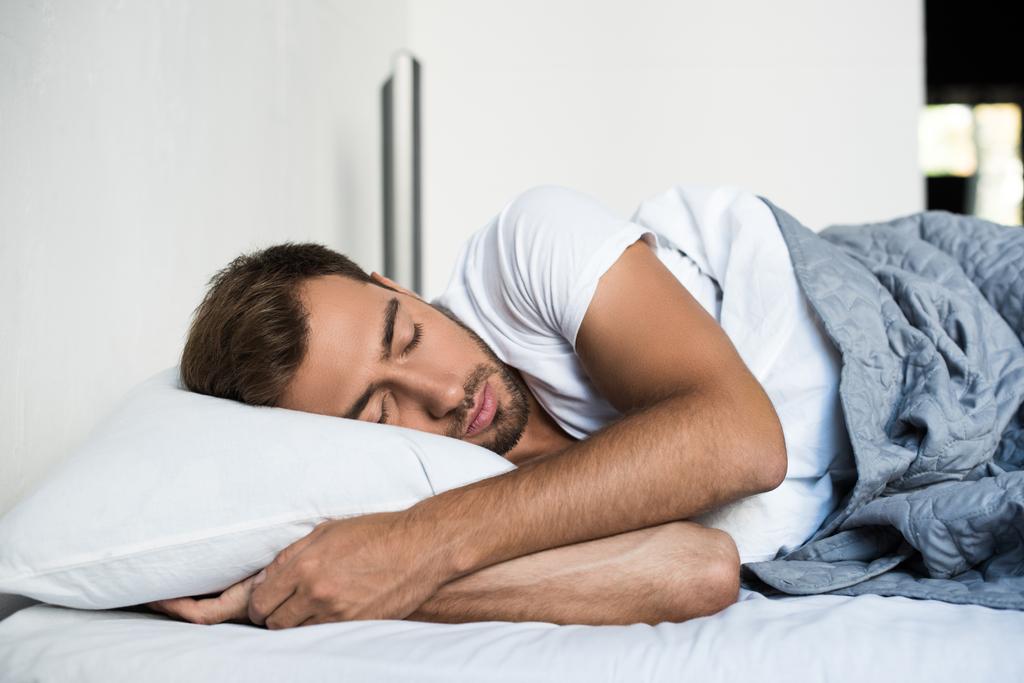 férfi alszik az ágyban  - Fotó, kép