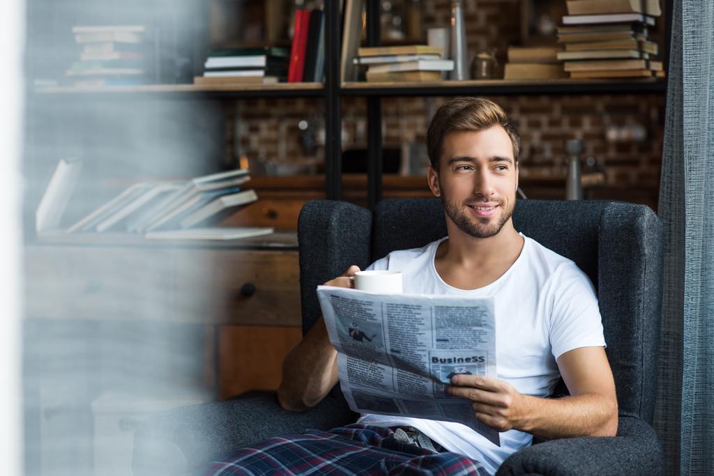 Hombre leyendo el periódico en casa - Foto, Imagen