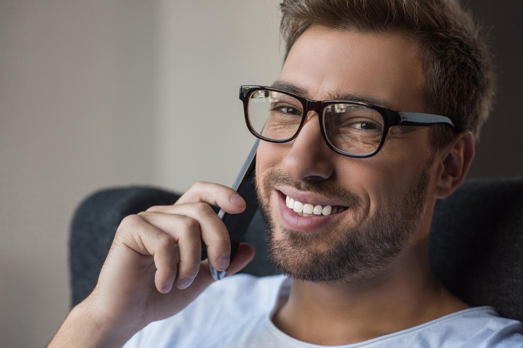 Glimlachende man praten op smartphone - Foto, afbeelding