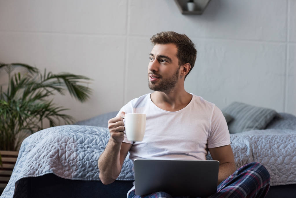 ο άνθρωπος με το καφέ και το lap-top - Φωτογραφία, εικόνα