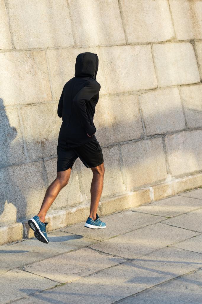 deportista corriendo en la pared
 - Foto, Imagen