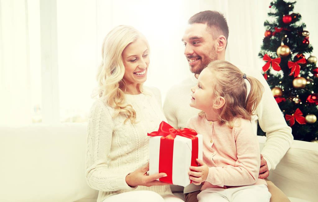 Szczęśliwa rodzina, w domu z christmas gift box - Zdjęcie, obraz