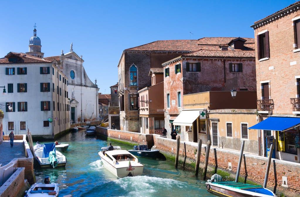 VENEZIA, ITALIA - 28 MARZO 2015: Paesaggio urbano veneziano con canale, ponte e case, Italia
 - Foto, immagini