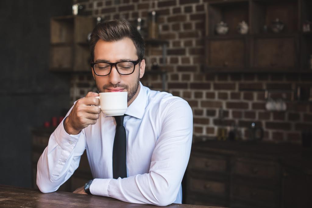 бизнесмен пьет кофе в кафе
 - Фото, изображение