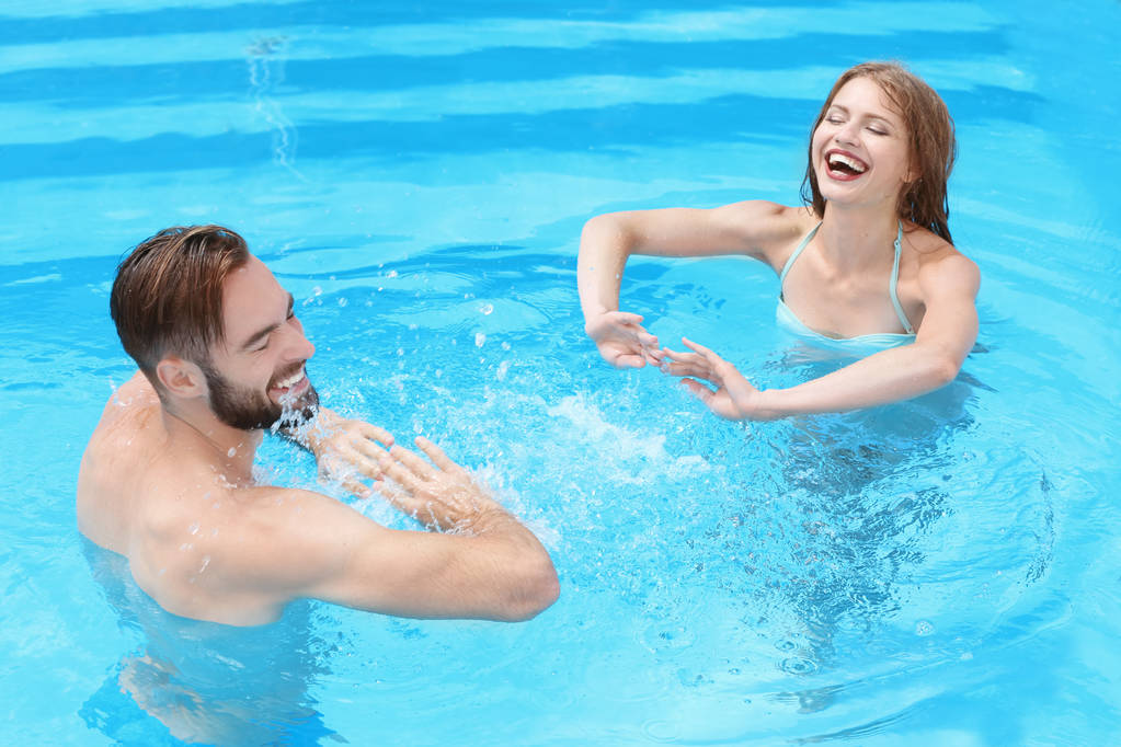 молодая пара в бассейне - Фото, изображение