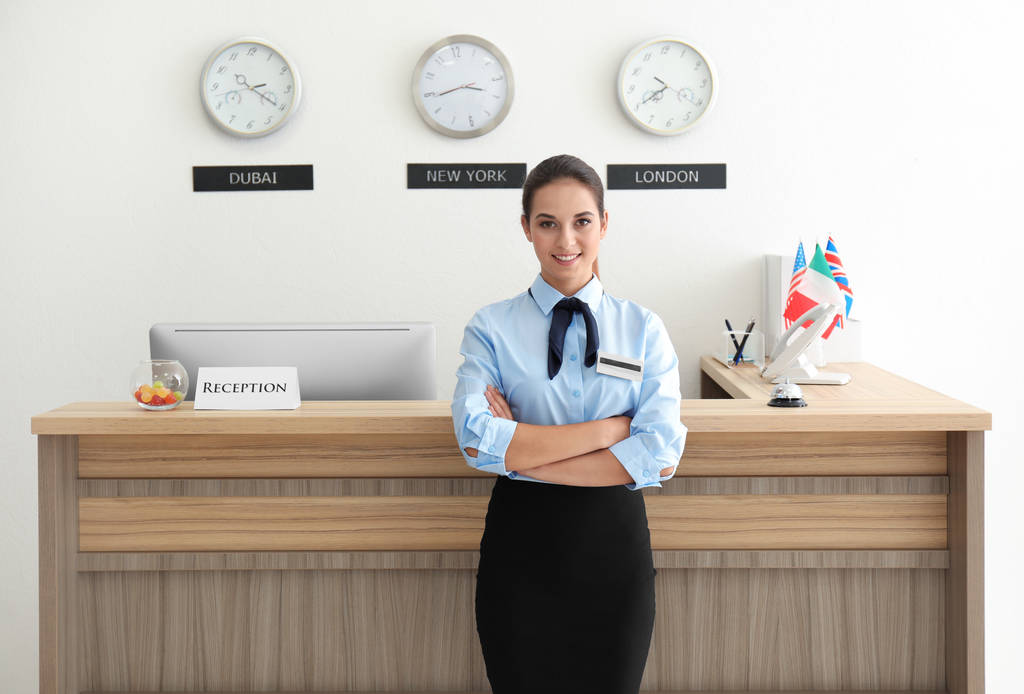 Recepcionista femenina en el lugar de trabajo
 - Foto, Imagen