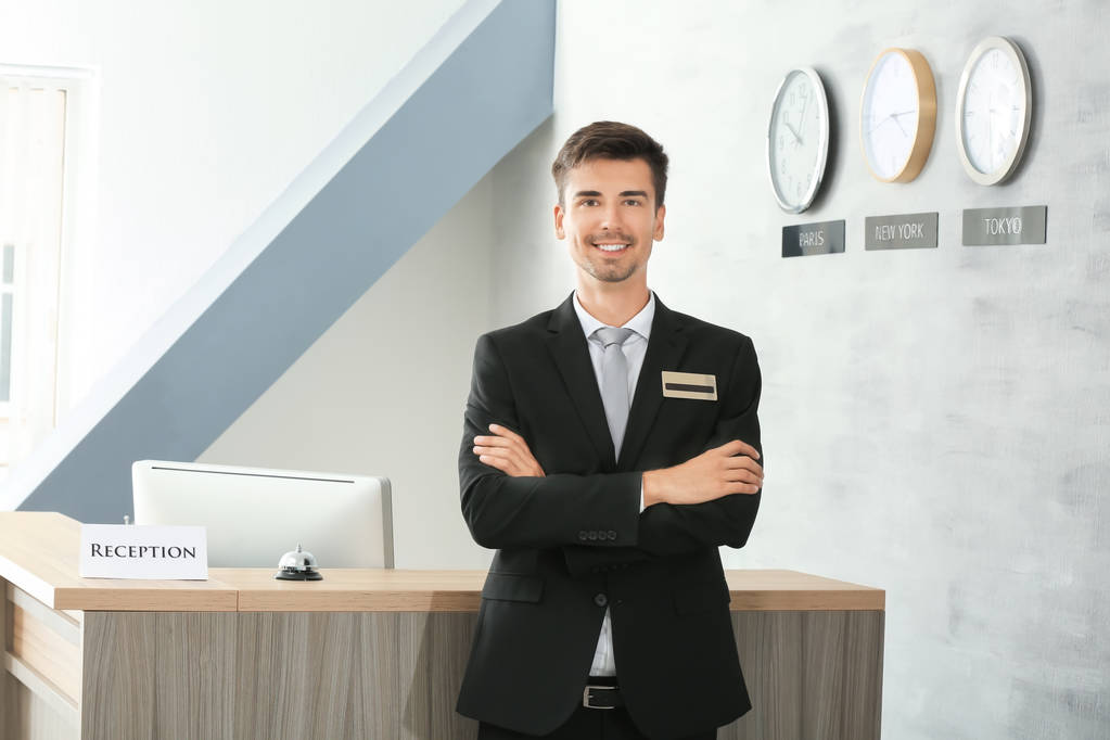 Réceptionniste masculin travaillant à l'hôtel
 - Photo, image