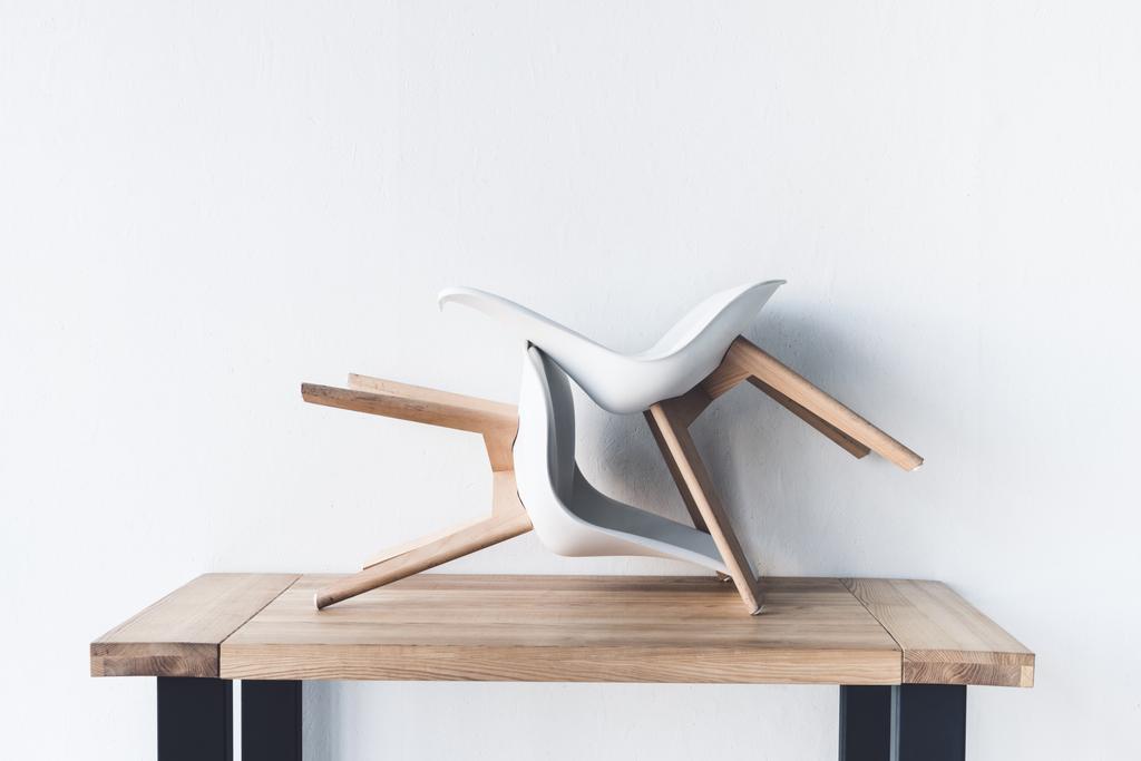 sillas sobre mesa de madera
 - Foto, imagen