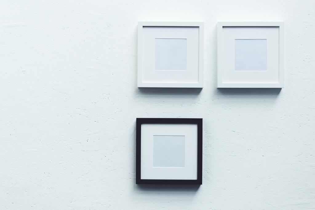 marcos de fotos vacíos colgando en la pared
 - Foto, imagen