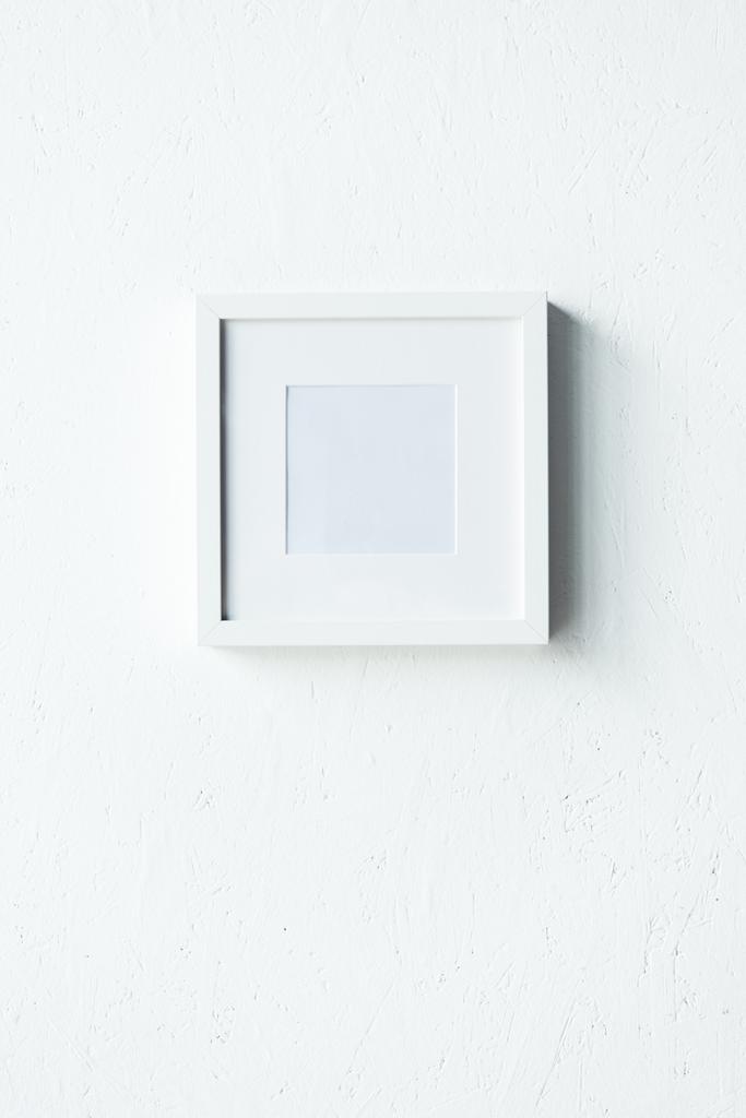 prázdný rámeček visící na zdi - Fotografie, Obrázek