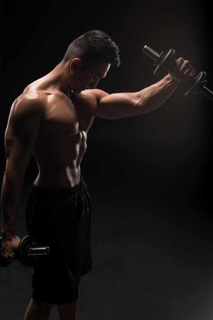 Uomo muscoloso con manubri - Foto, immagini