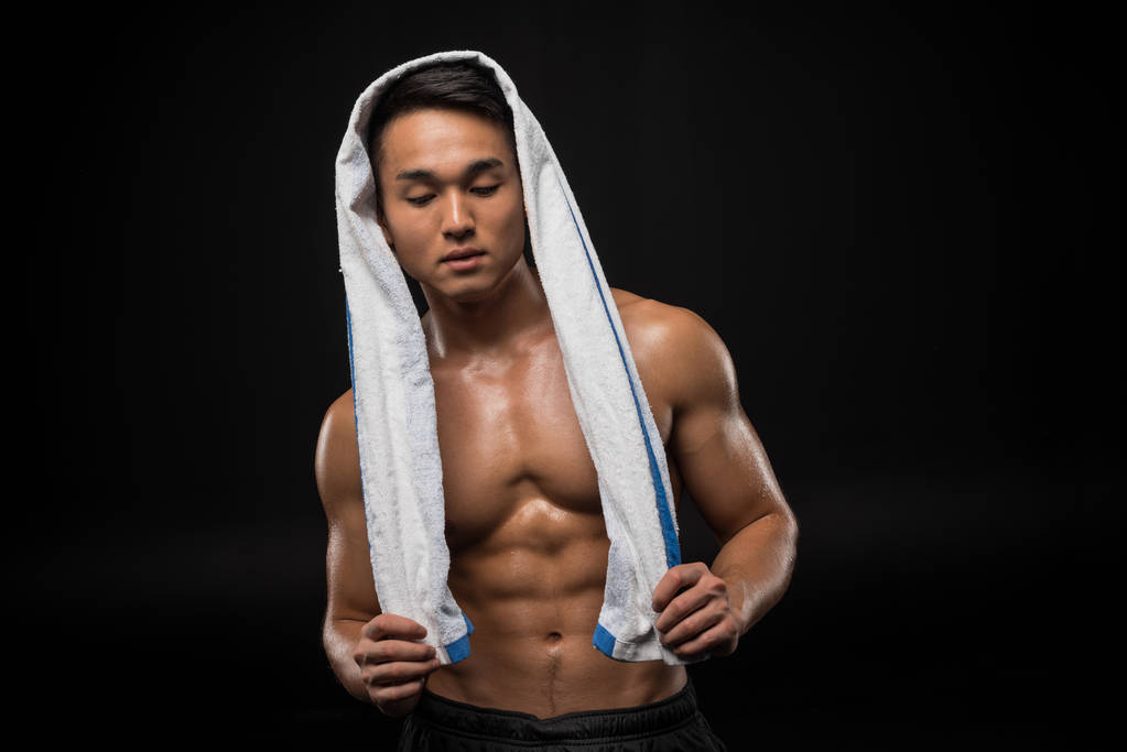musculoso asiático hombre con toalla
 - Foto, imagen