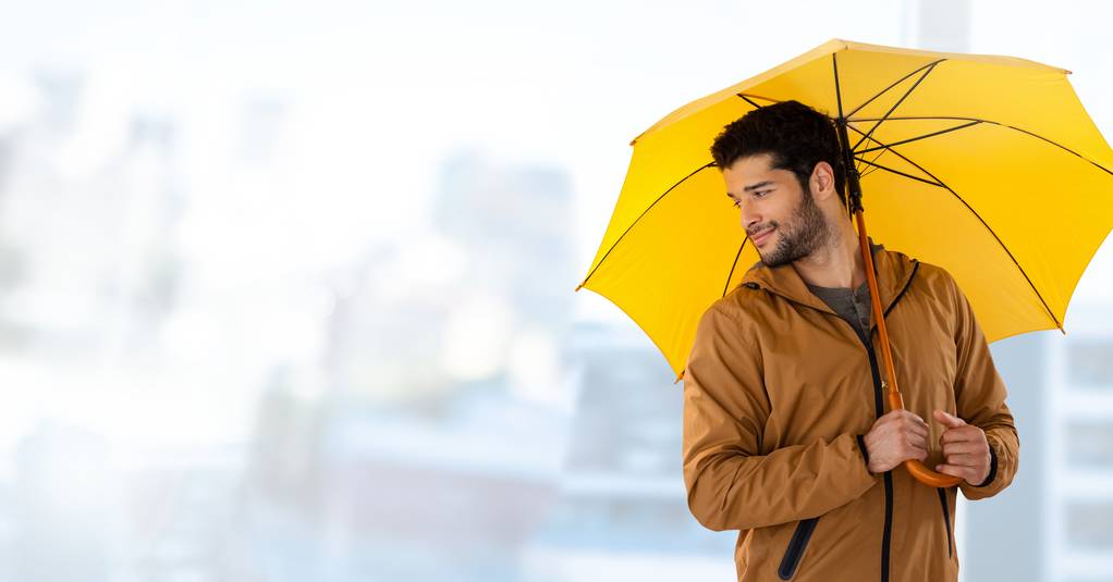 człowiek z żółty parasol - Zdjęcie, obraz