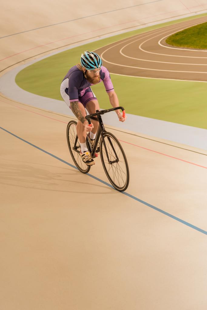 bisikletçi döngüsü yarış pisti üzerinde - Fotoğraf, Görsel