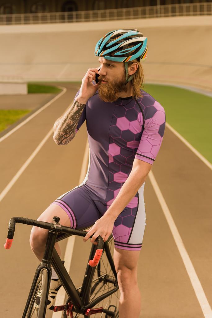 велосипедист разговаривает на смартфоне
 - Фото, изображение