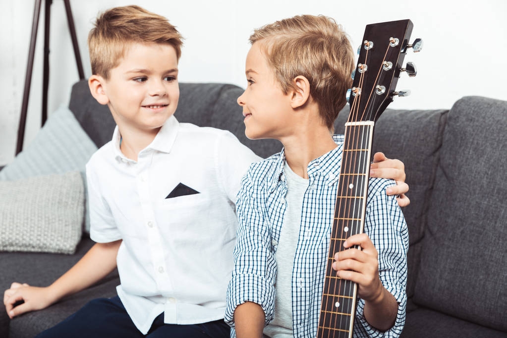 irmãozinhos com guitarra
 - Foto, Imagem