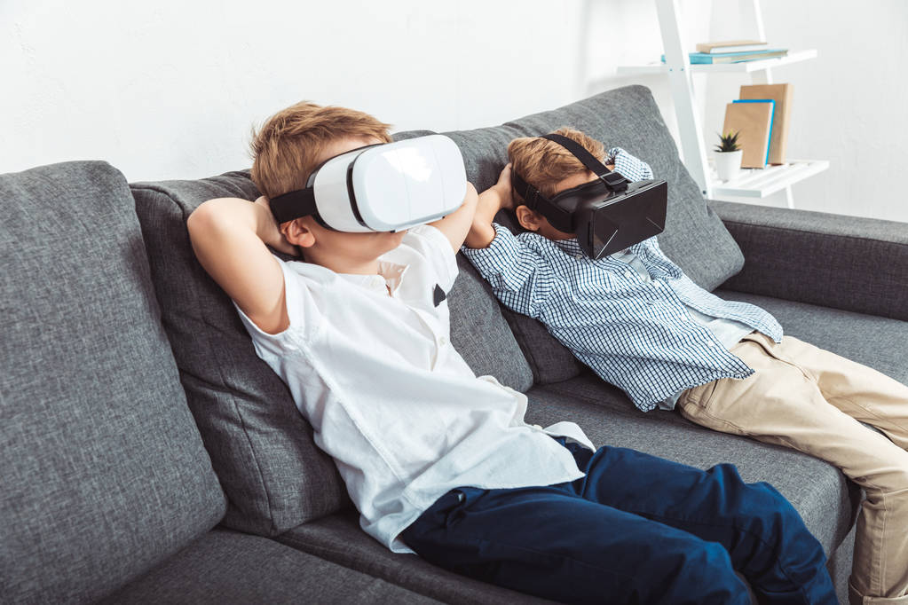 αγόρια στο κάσκες εικονικής πραγματικότητας - Φωτογραφία, εικόνα