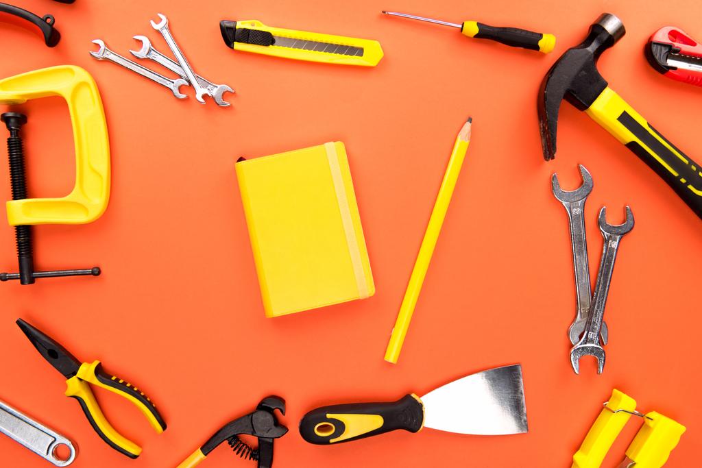 caderno amarelo e ferramentas de reparement
 - Foto, Imagem