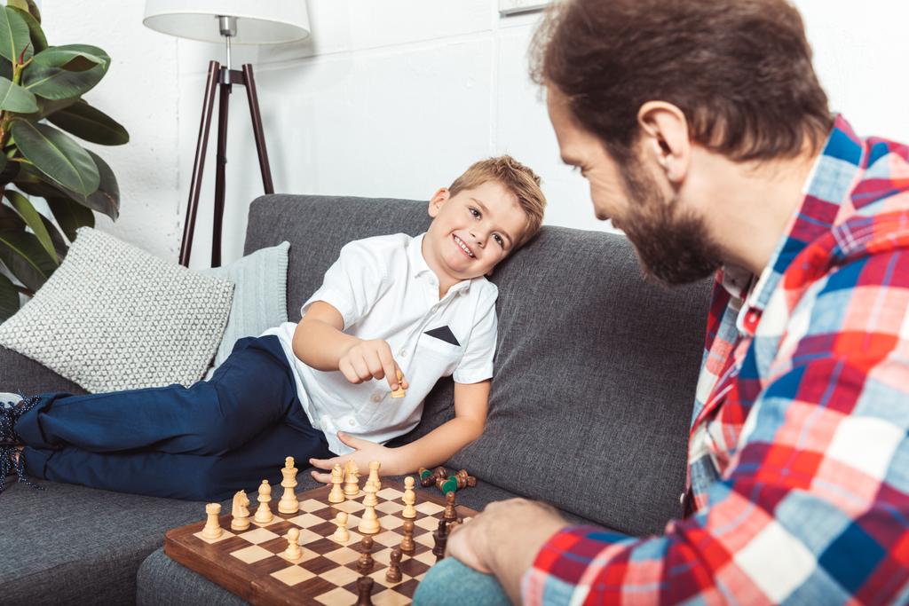 vader en zoon spelen schaak - Foto, afbeelding