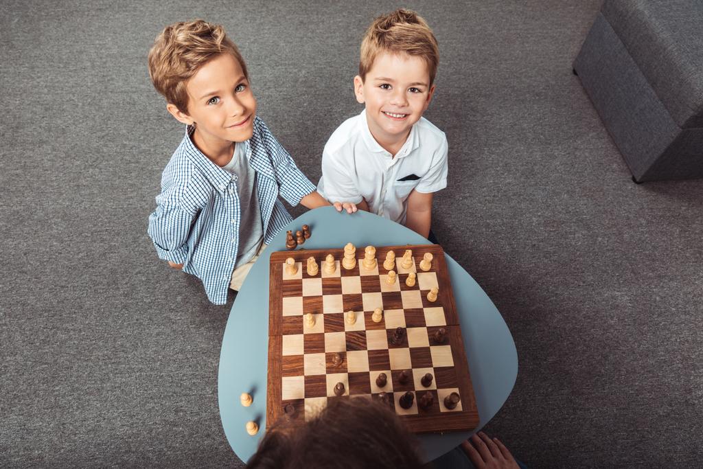 küçük çocuklar satranç - Fotoğraf, Görsel