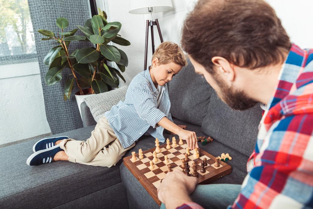 padre e figlio giocare a scacchi - Foto, immagini