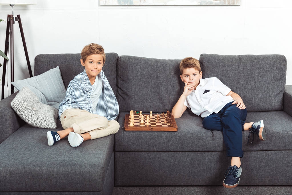 Kleine Jungen spielen Schach - Foto, Bild