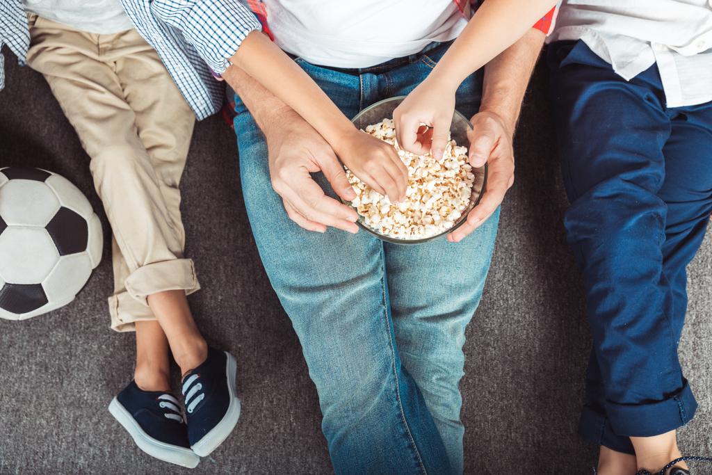 Rodzina jedzenie popcornu - Zdjęcie, obraz