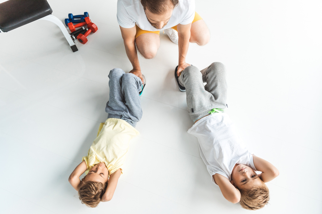 pai com filhos exercendo juntos
 - Foto, Imagem
