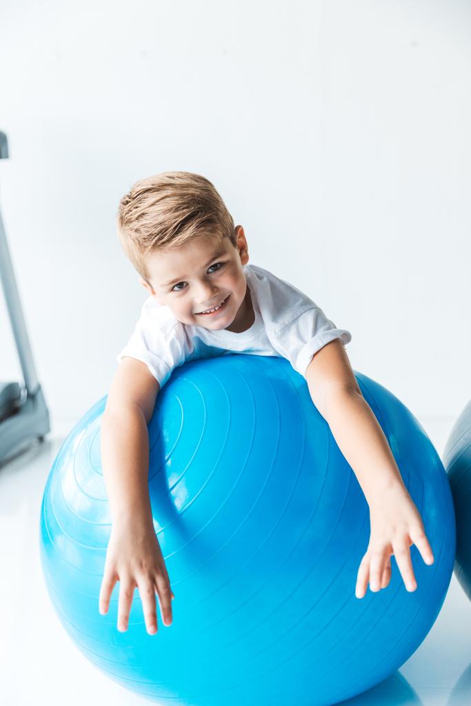 malý chlapec na fitness míče - Fotografie, Obrázek