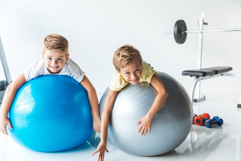 niños pequeños en pelotas de fitness
 - Foto, imagen