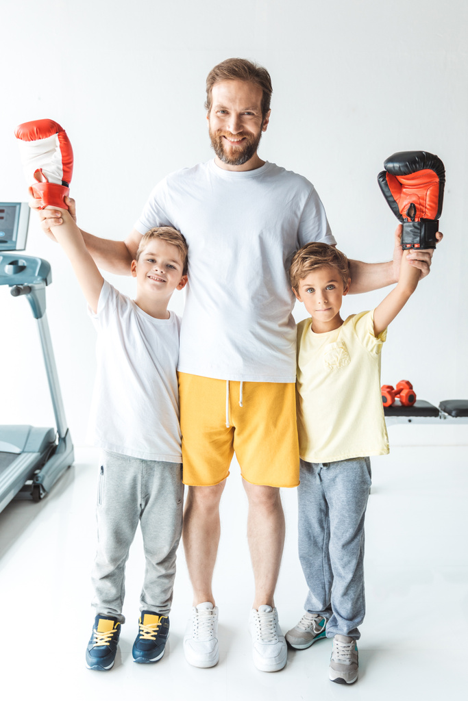 отец с сыновьями в боксёрских перчатках
 - Фото, изображение