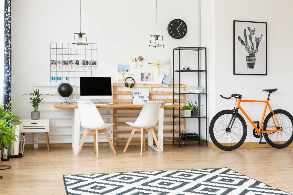 Ruime werkruimte met oranje fiets - Foto, afbeelding