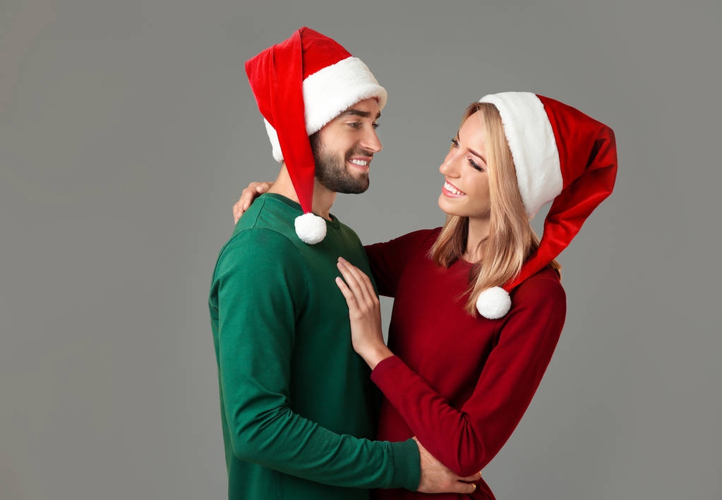 pareja joven en Santa sombreros
 - Foto, imagen