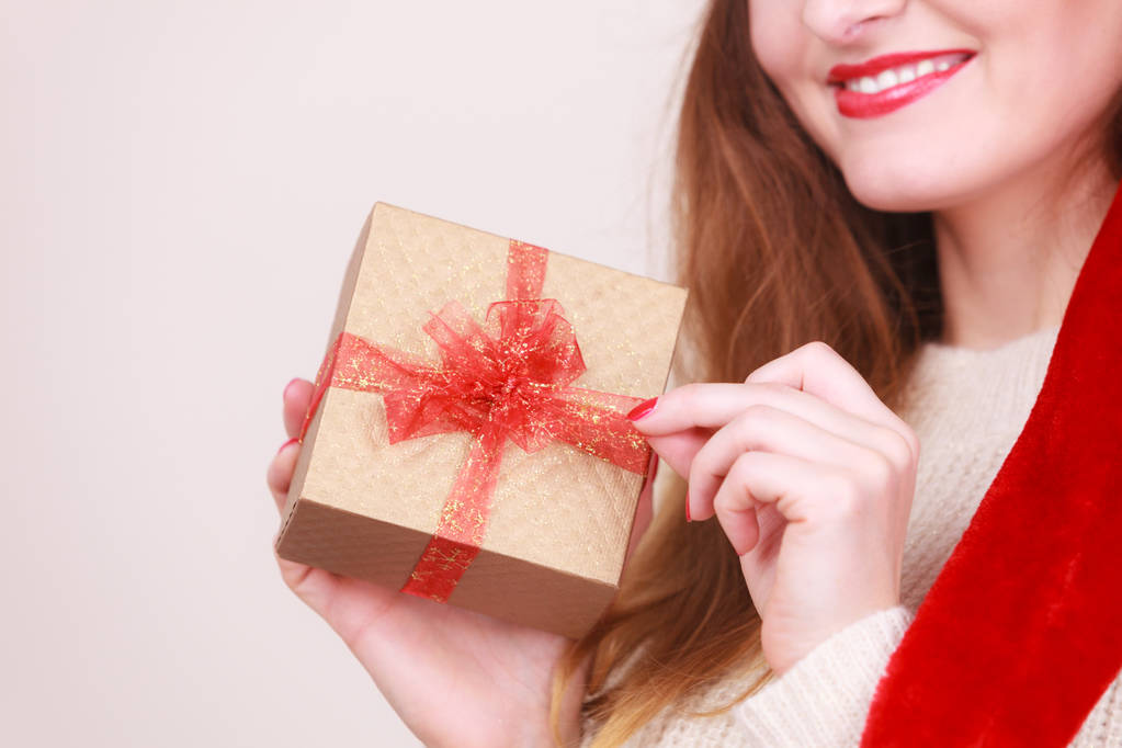 Mujer abriendo caja de regalo. Tiempo de Navidad
 - Foto, imagen