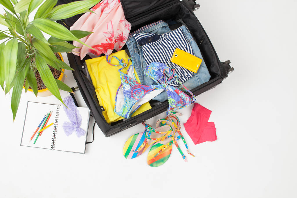Otevřený kufr s letní věci na bílém pozadí - Fotografie, Obrázek